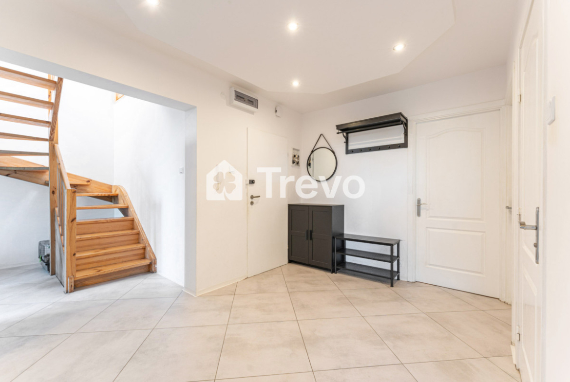 Rodzinne 4-pokojowe mieszkanie z dużym potencjałem - Gallery Image 9