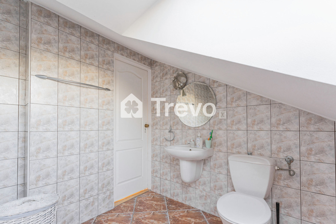 Rodzinne 4-pokojowe mieszkanie z dużym potencjałem - Gallery Image 17